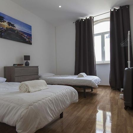 Guest House First Floor Lagos Bagian luar foto