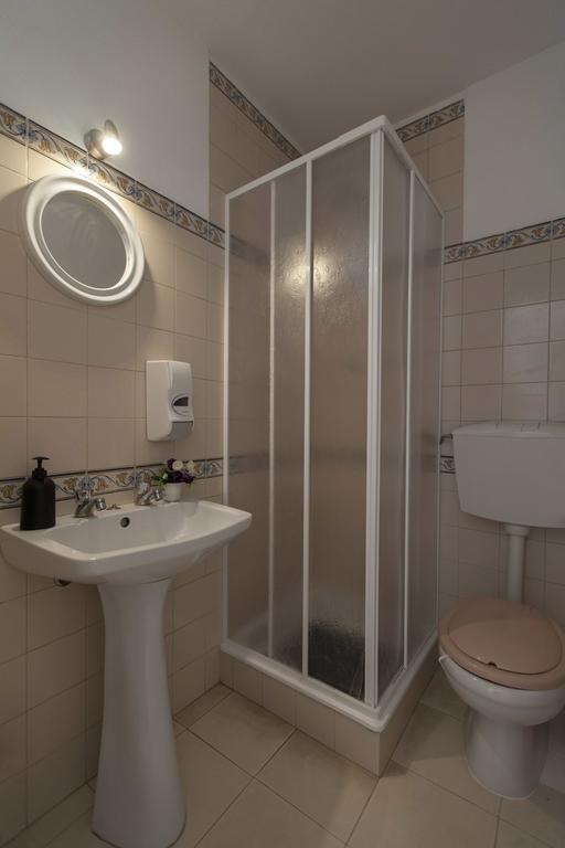 Guest House First Floor Lagos Bagian luar foto