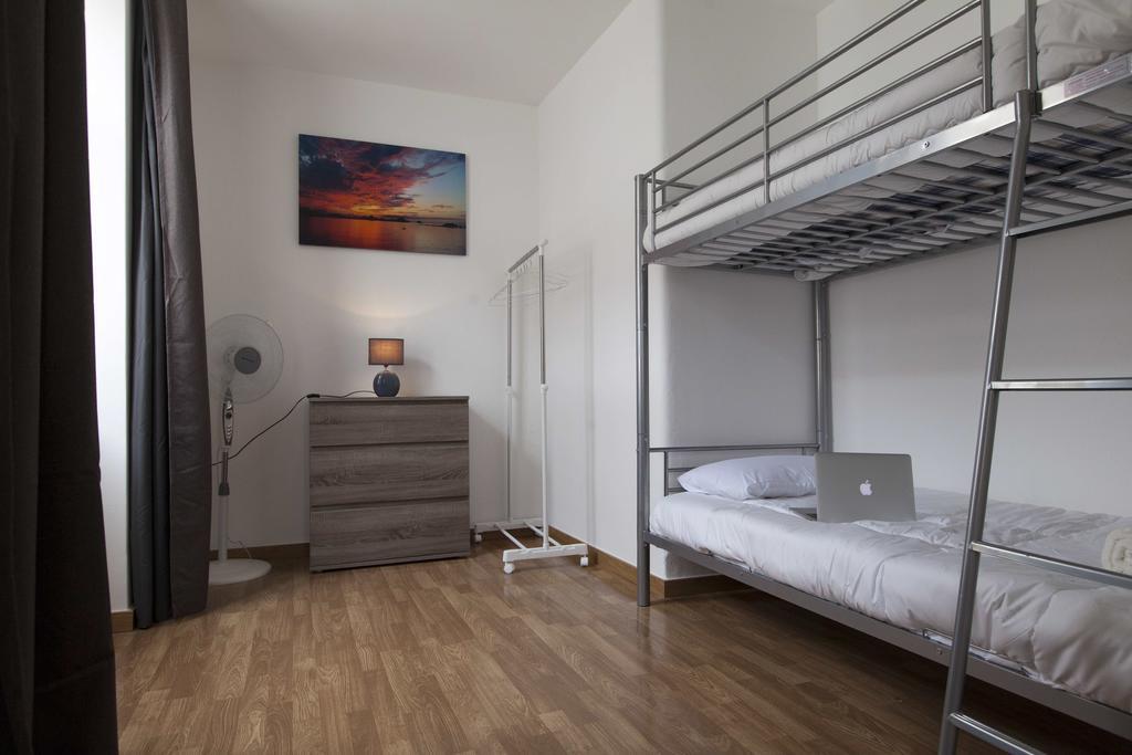 Guest House First Floor Lagos Bagian luar foto