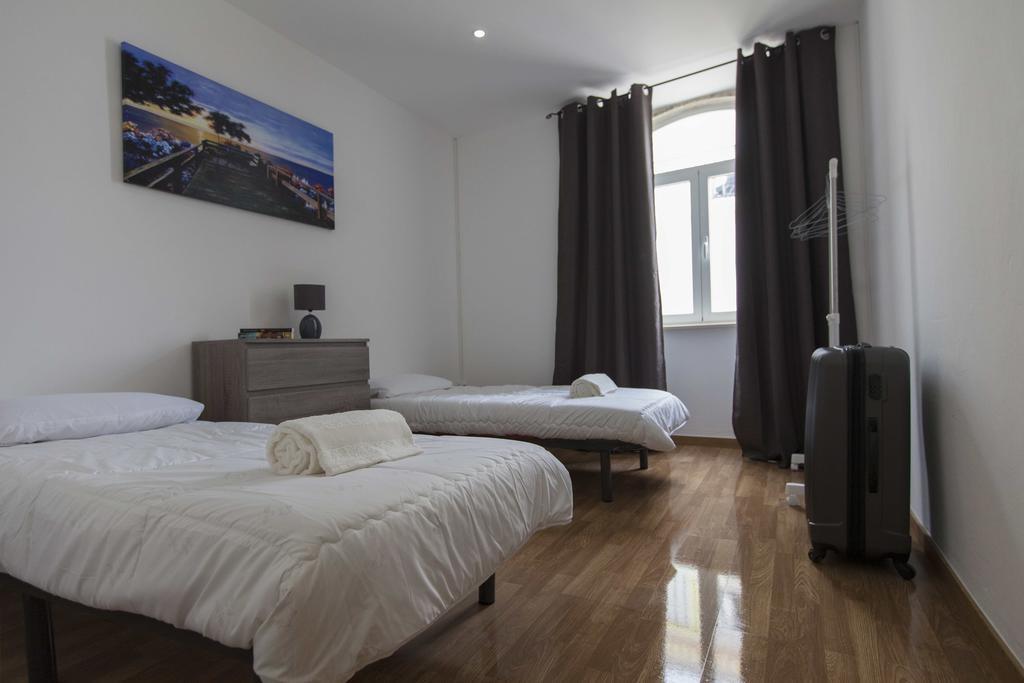 Guest House First Floor Lagos Bagian luar foto