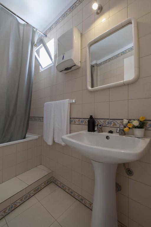 Guest House First Floor Lagos Bagian luar foto